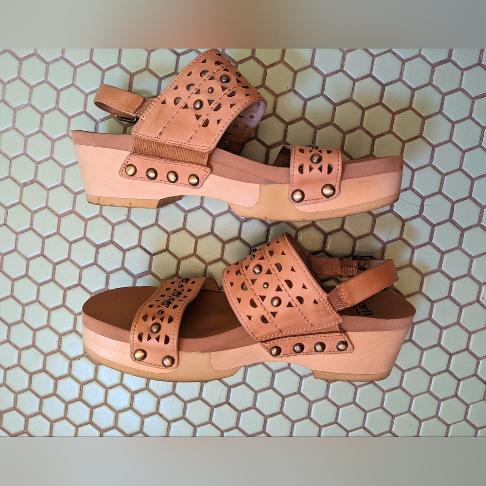 Earth Shoes Sandal 7 M Pine Toba Sand Leather Studs Wood Platform Slingback Heel